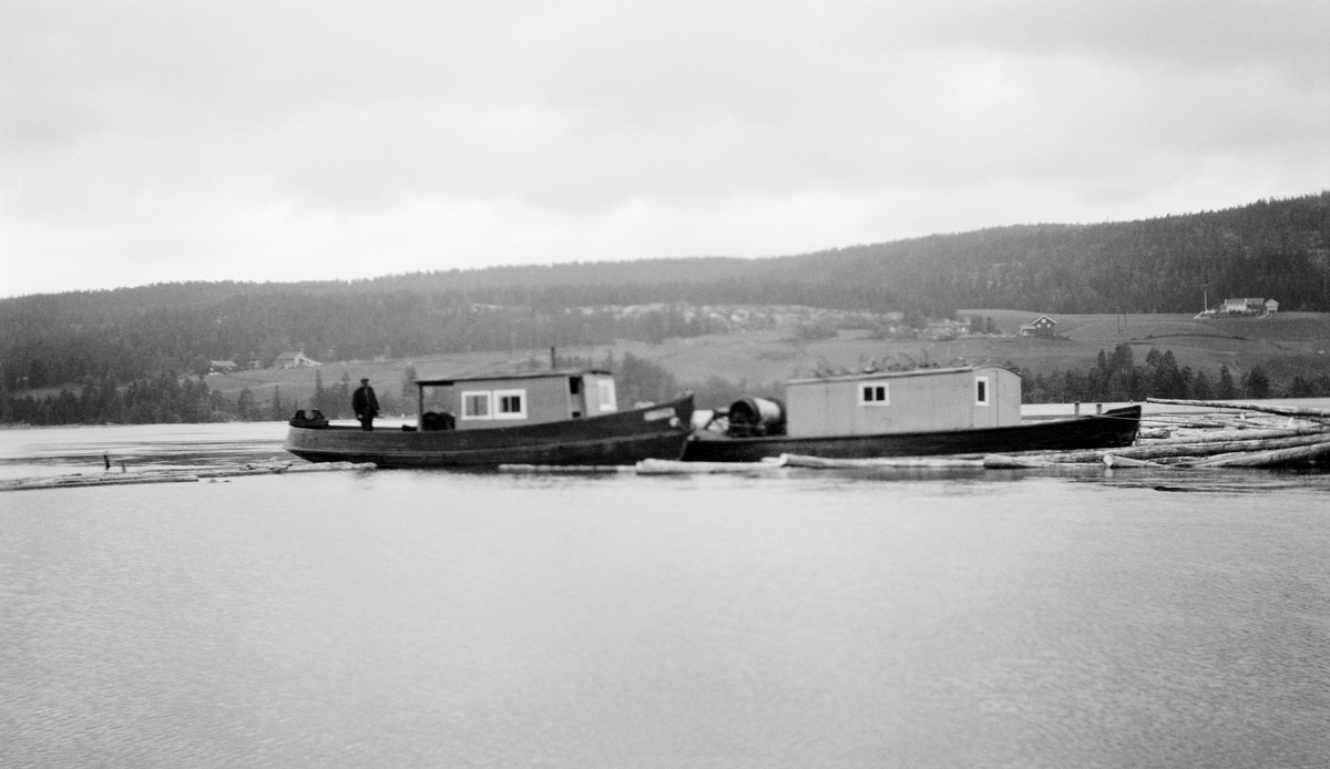 Varpebåter på vannet. Tømmer. Glomma ved Bingen, Sørum, Akershus.