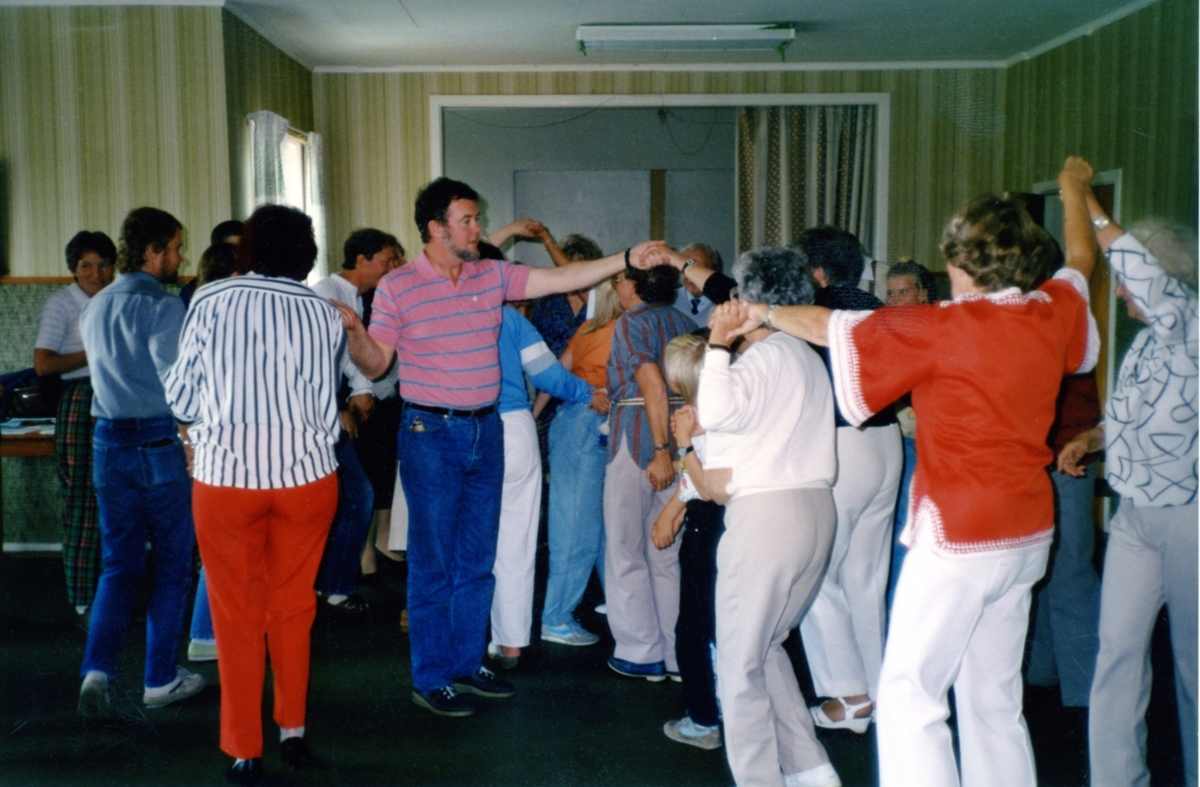 Dansövningar inför Bygdespelet "Brandskatten", A-salen i Kållereds Kommunalhus (Streteredsvägen 3) 1986/87. Relaterade motiv: A3186 - A3251.