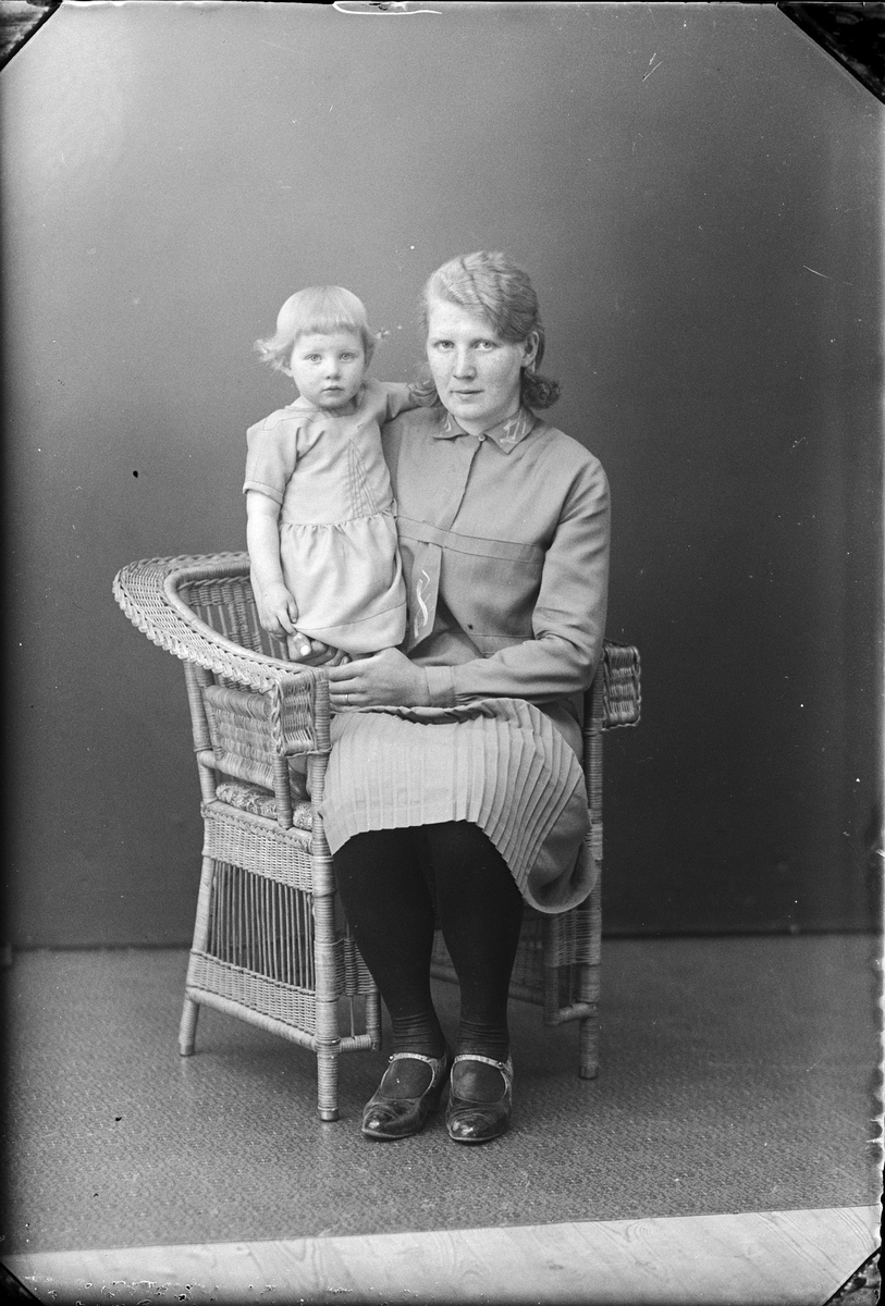 Ateljéporträtt - kvinna och barn, Östhammar, Uppland