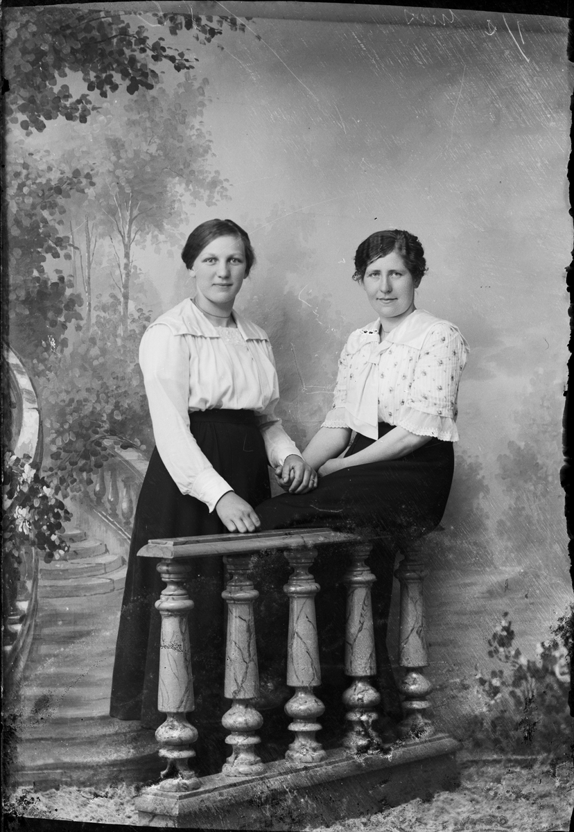Ateljéporträtt - två kvinnor, Östhammar, Uppland