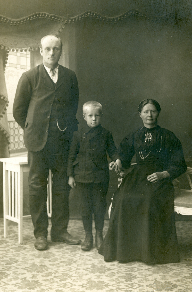 Familieportrett av Gunnar og Signe Myhre med sonen Torstein.