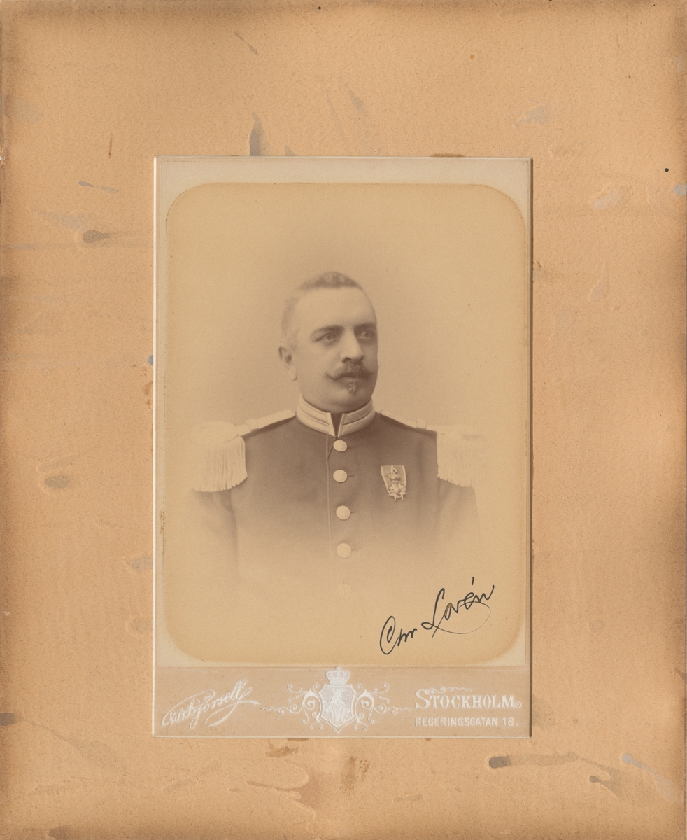 Porträtt av Christian Lovén, chef för livkompaniet vid Göta livgarde 1882-1888.

Se även bild AMA.0007398.