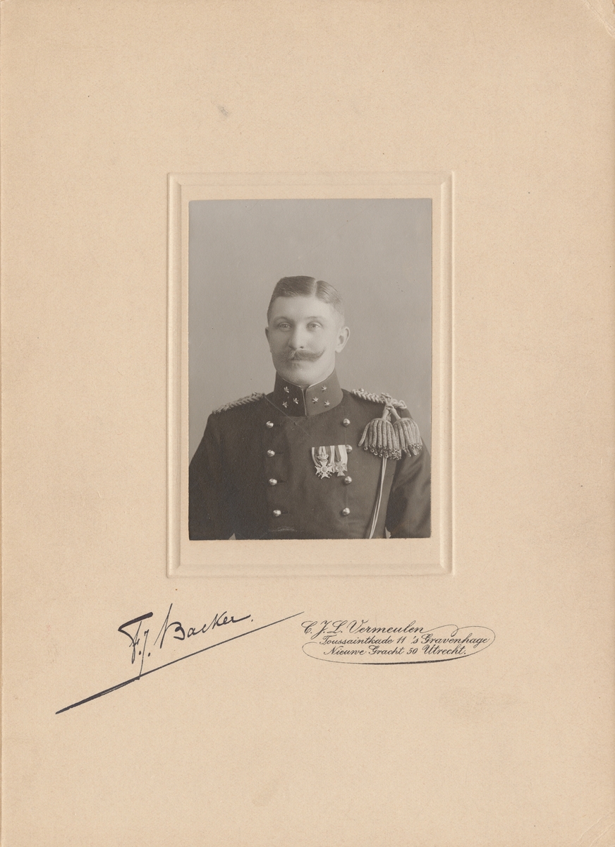 Porträtt av F.J. Backer, officer i nederländska armén.
