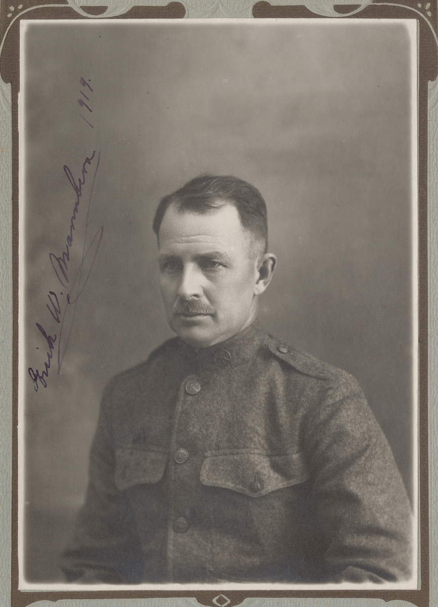 Porträtt av Erik Wolrath Mannberg i rysk uniform.
Text på baksidan" To dear mother and father".

Se även bild AMA.0001627 och AMA.0001628.
