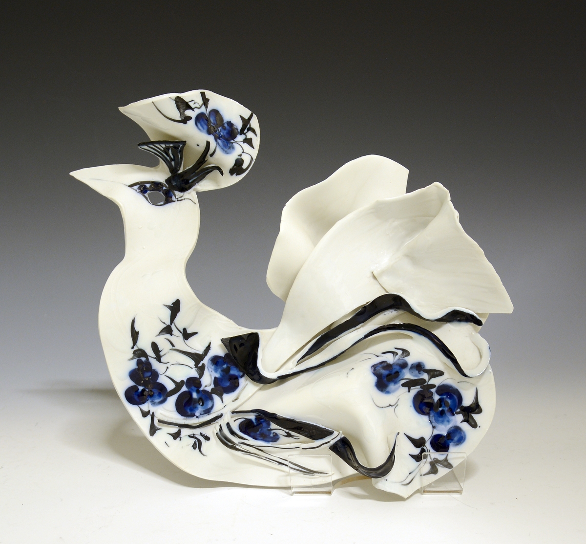 Figur i porselen. Ødefugle i hvitt med blå og sort dekor. Utført i tynne stykker av porselen.
Kunstner: Anne-Marie Ødegaard.