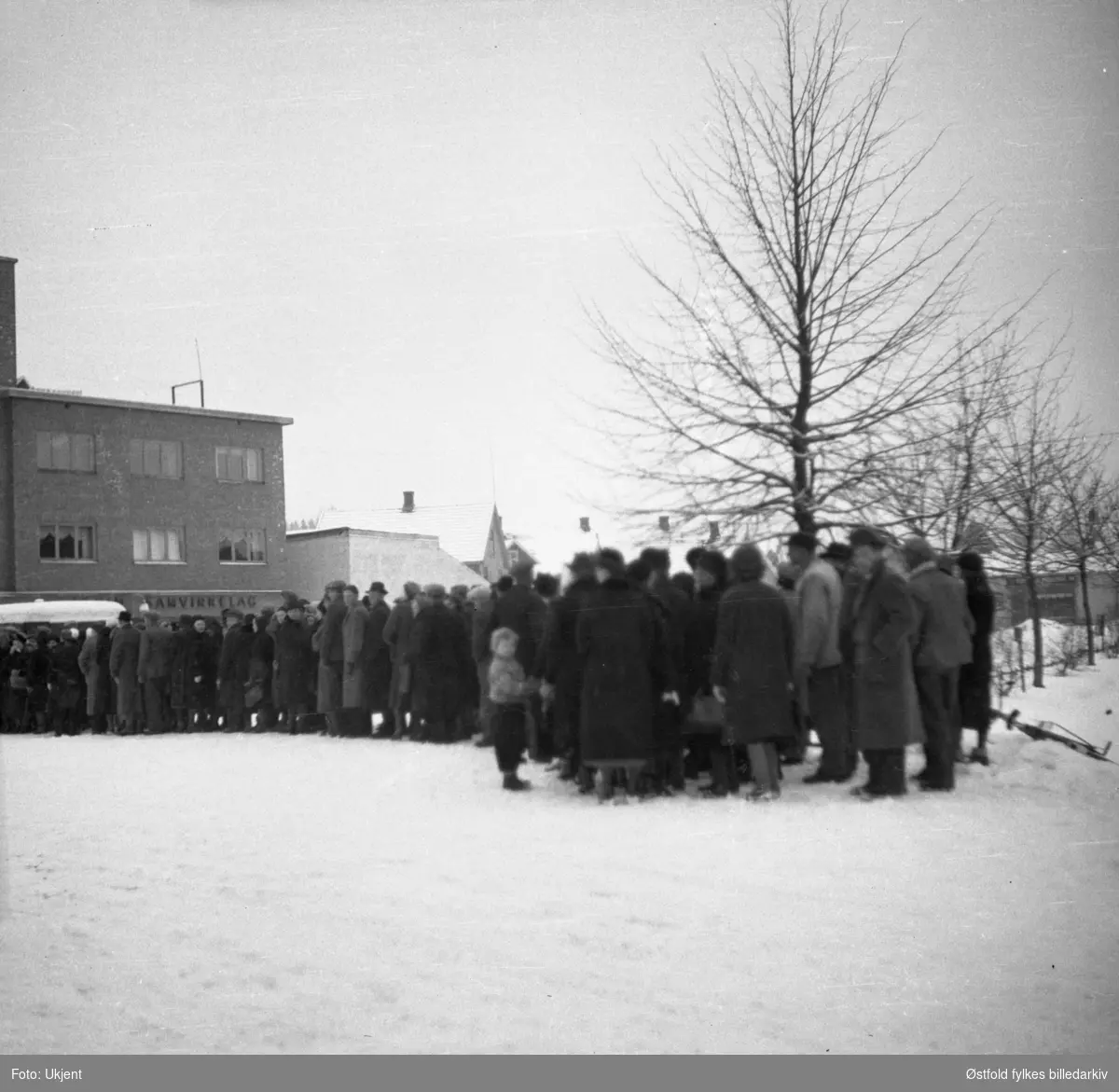 Folk i kø for kjøtt og fisk under 2. verdenskrig i Askim 1940-1945.Samvirkelag.