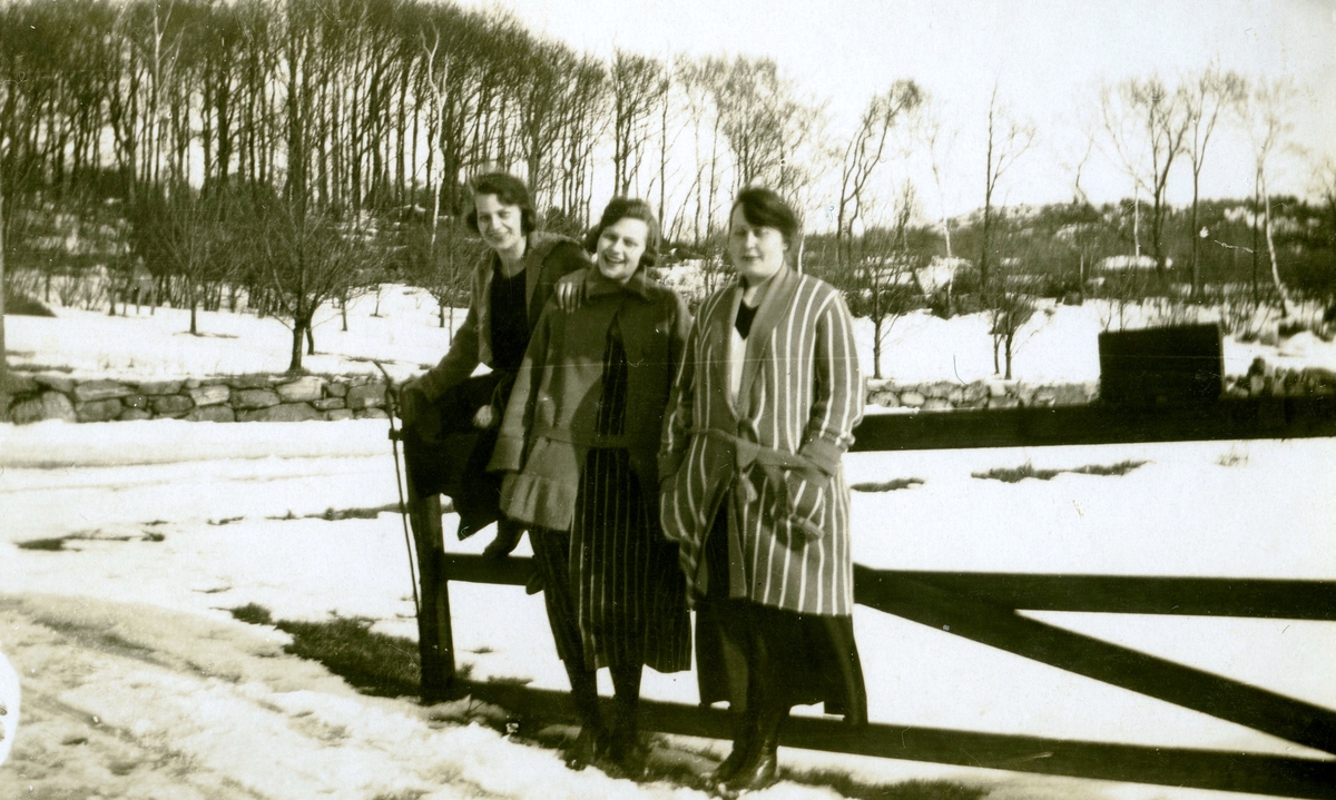 Tre kvinnor står i ett snöpudrat Kållered, okänt årtal. Från vänster: systrarna Astrid (1907 - 1994, gift Jägerström, Råda) och Ingeborg Gustafsson (1901 - 1987, gift Johansson), Kållered Stom "Nygård" samt Elin Pettersson (gift Rothvall), Backen eller Högen.