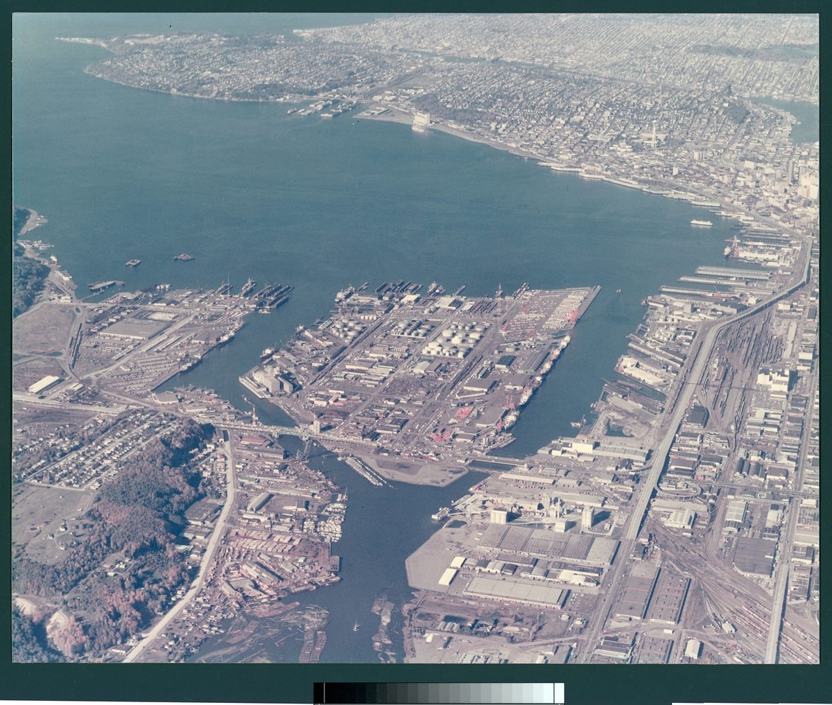 Flygfoton visar hamnanläggningar i Seattle.