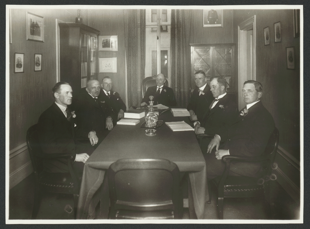 Bilden förställer sannerligen ett sammanträde med Sjöunderofficerssällskapet i Stockholm omkring år 1930 med flaggstyrman Axel Åckerberg som ordförande och Fr. Josephson som sekreterare.