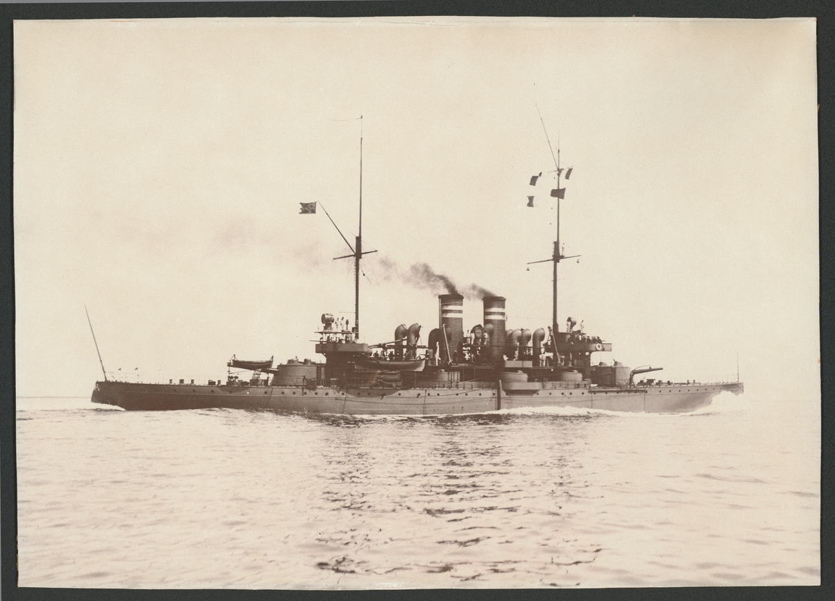 Bilden visar pansarbåten Wasa till sjöss.