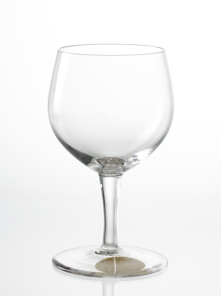 Design: Okänd. 
Vitvinsglas, slät kupa med svagt konande ben.
