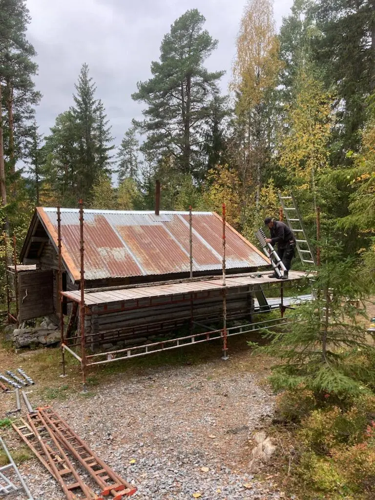 Et koietak på Odalstunet ble fornyet med gamle sinusplater.