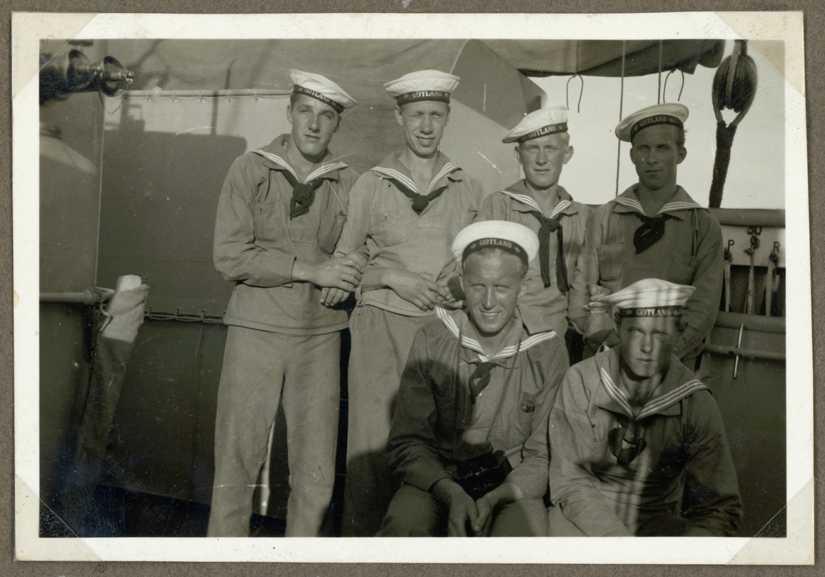 Bilden visar en grupp sjöman från flygplanskryssaren Gotland.