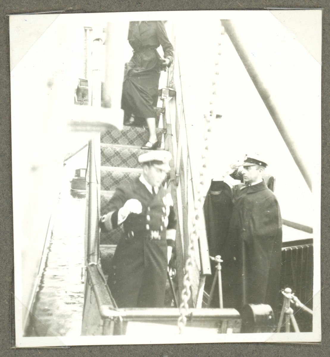 Bilden visar den norske kronprinsen Olav och hans fru Märtha av Sverige som stiger ner en landgång av ett örlogsfartyg.