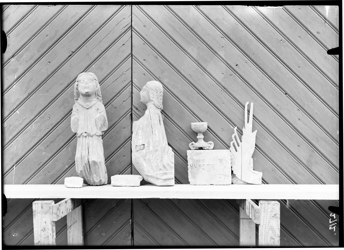 Diverse träskulpturer, änglar, kalk med mera, Möklinta kyrka i Möklinta.