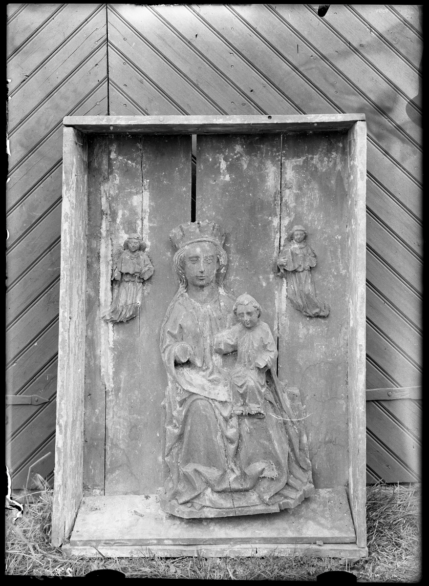 Madonna med barnet, träskulptur, corpus till altarskåpet, Möklinta kyrka i Möklinta.