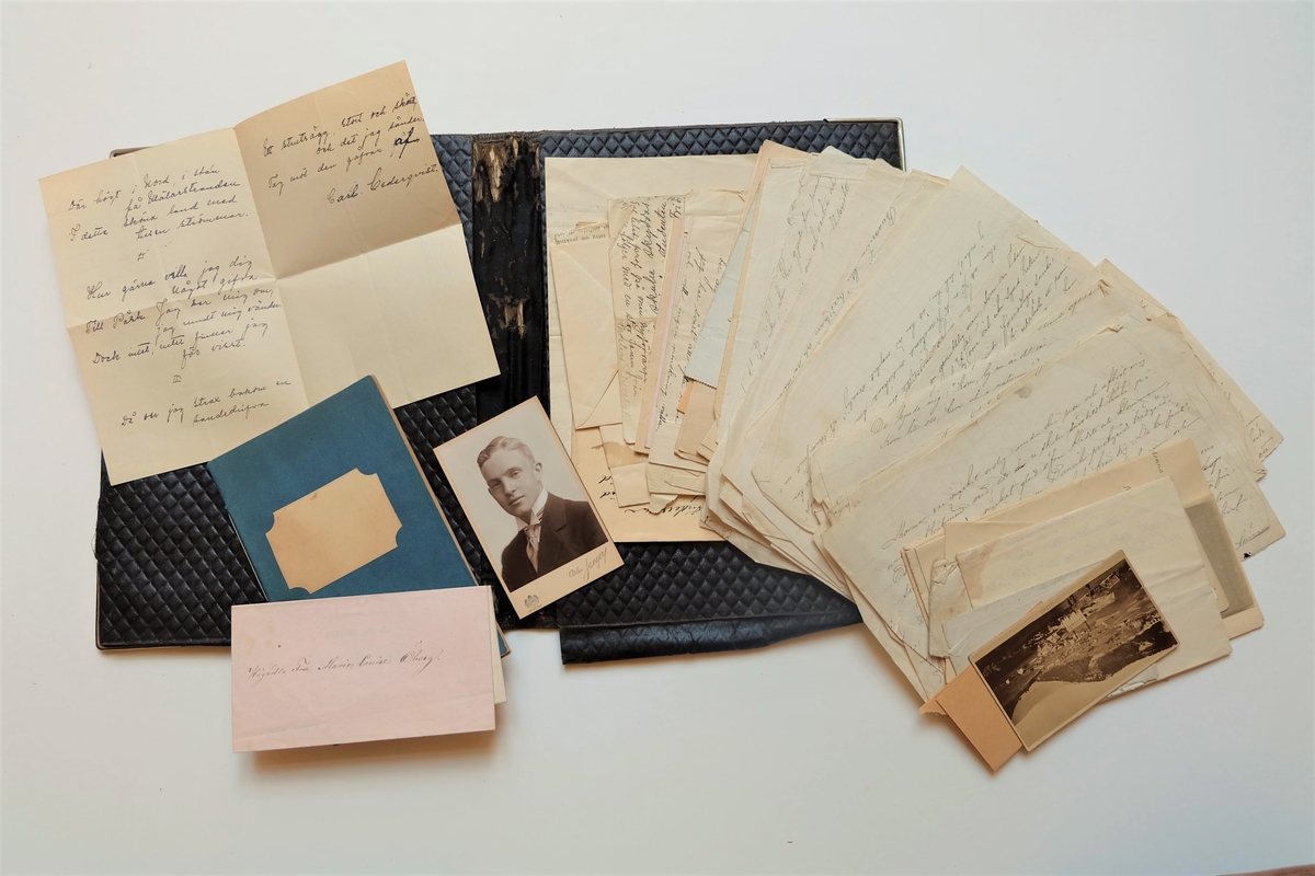 Lädermapp som tillhörde Ester Hammarstedt. Innehåller främst brev till henne men även några brevkort, dokument och en oanvänd almenacka.