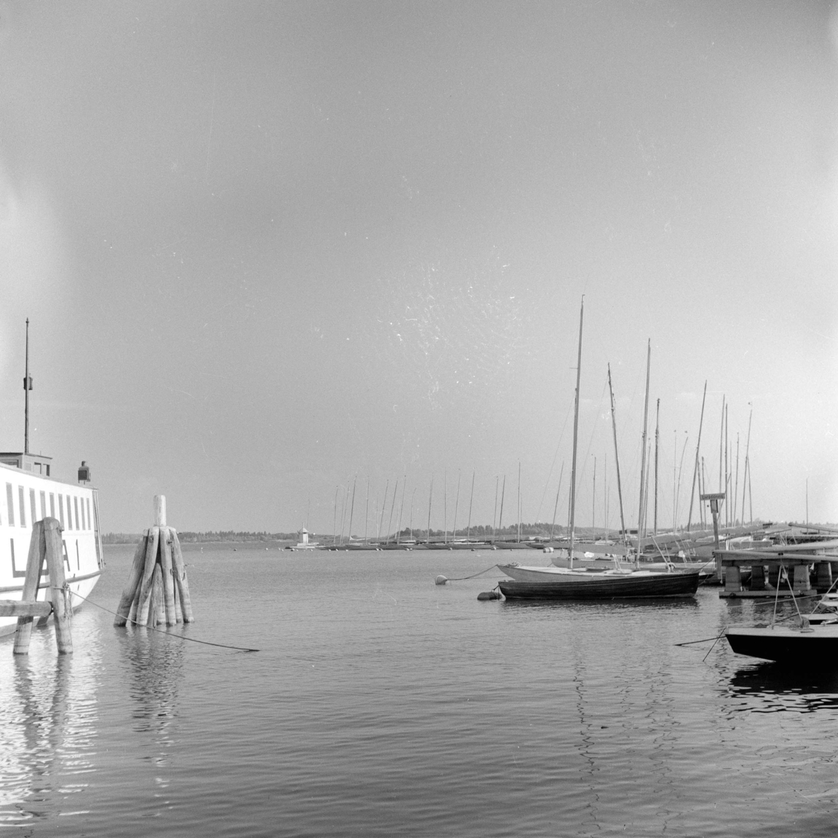 Västerås hamn uti Mälaren. Till vänster i bild ser vi kanten på fartyget Elba 1.