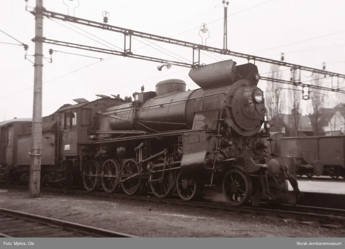 Damplokomotiv type 26c nr. 436 med persontog på Hamar stasjon