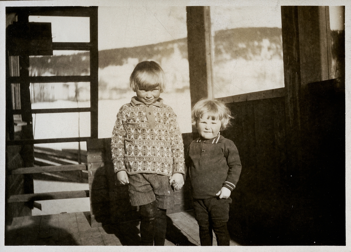 Seks bilder av Sigrid Undsets nevø Ingvald (Ingsen).På et bilde sitter han på kjelke sammen med sin far, Einar Wiberg. På et annet sitter han på fanget til Mary Andersen, g. Stendahl. På resten av bildene er han sammen med sin fetter Hans Benedict, Sigrid Undsets sønn. 