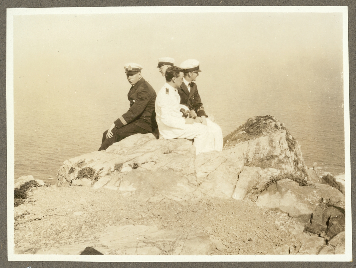 Bilden visar en grupp av Fylgias befäl som sitter på en klippa vid Cape Point nära Kapstad.