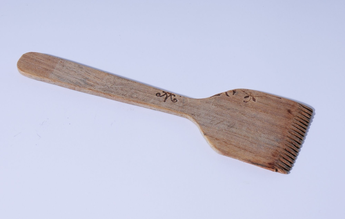 Lefsekniv som er lget av en gammel sigareske og har derfor deler av et mønster som var opprinnelig på den esken