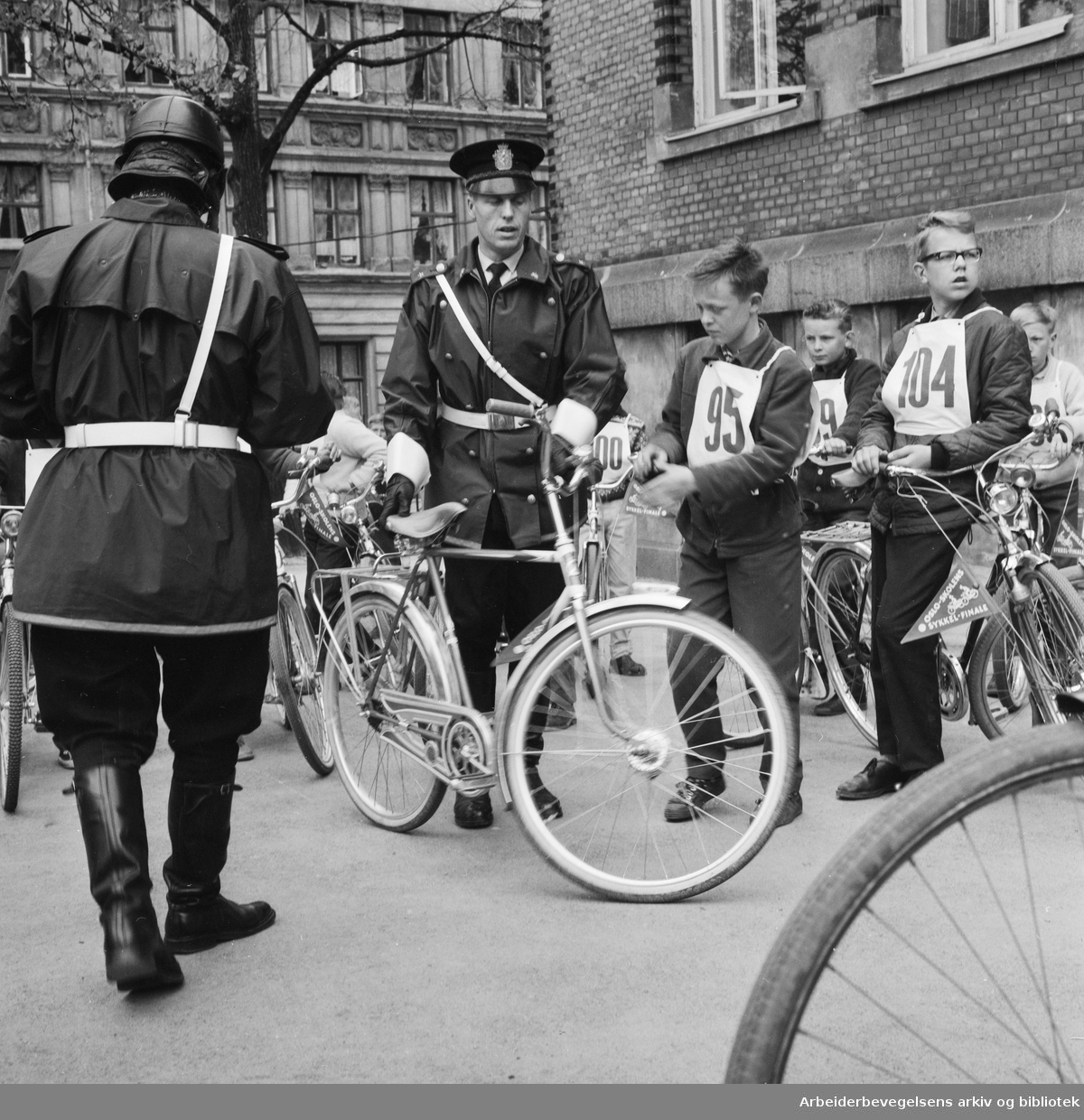 Oslo-skolenes sykkelfinale 1962. Start fra Grünerløkka skole. Mai 1962.