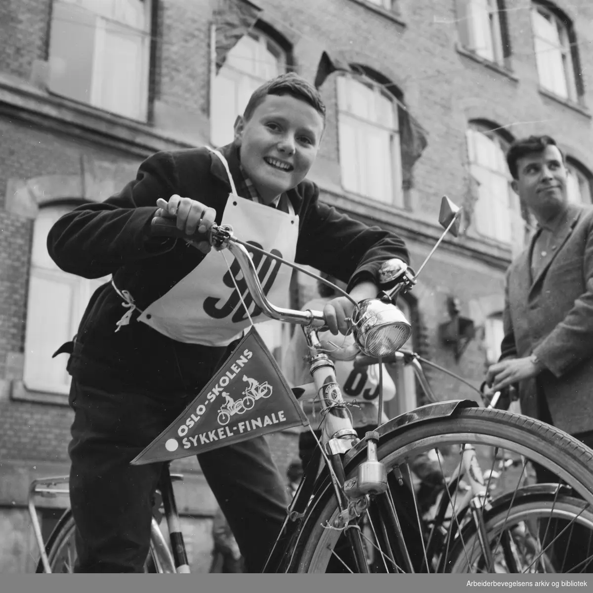 Oslo-skolenes sykkelfinale 1962, med start fra Grünerløkka skole. Øivind Dokken Fra Rosenhoff skole. Mai 1962.