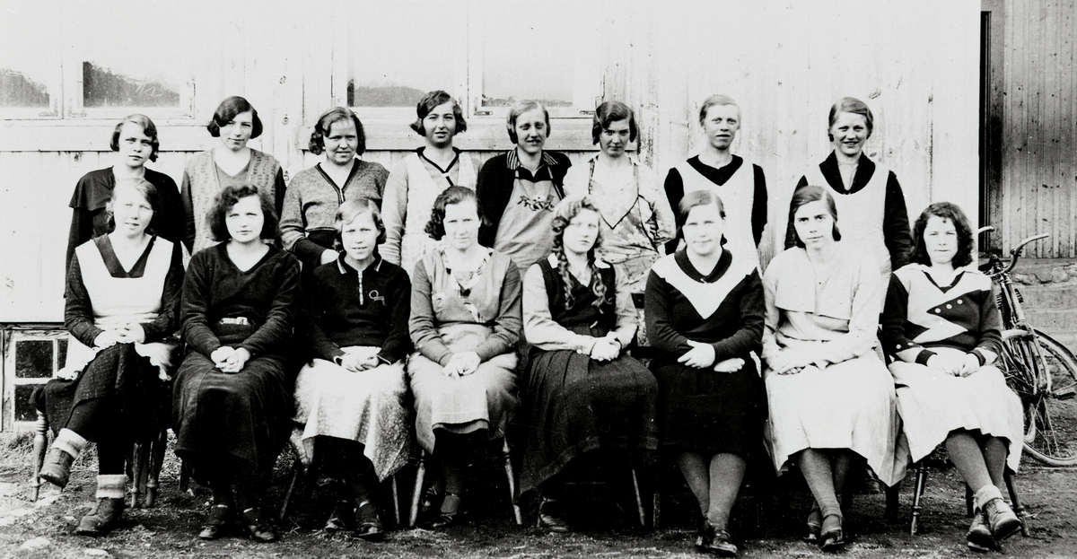 Gruppebilete av yngre kvinner på saumskule i Øvre Bø i 1940-åra.