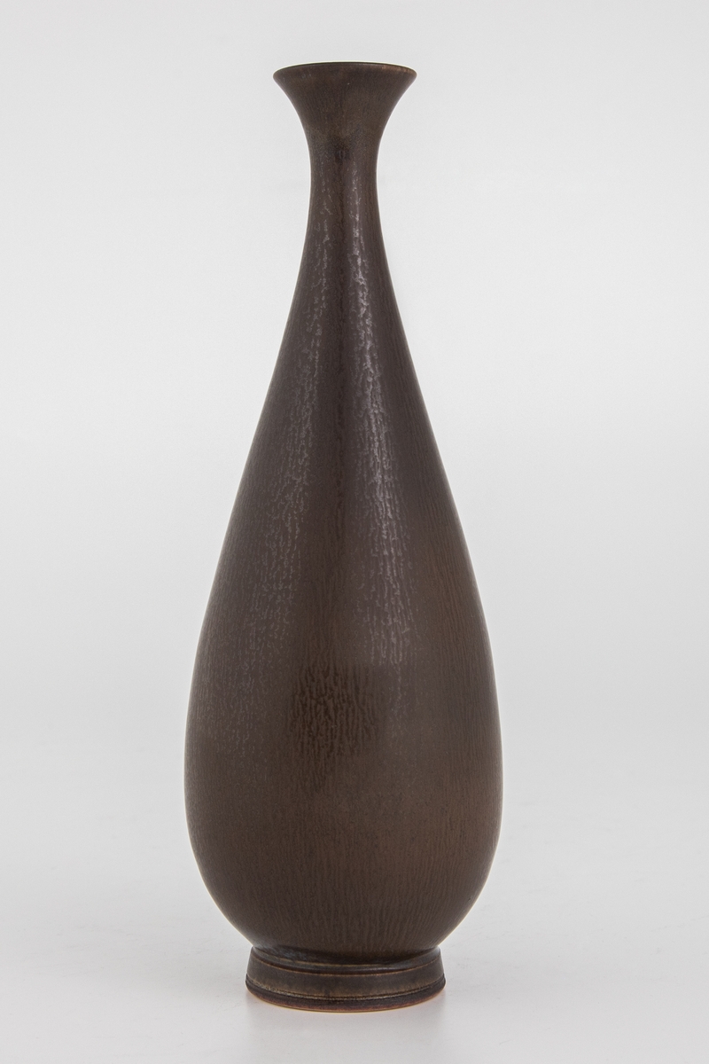 Balusterformet vase i dreid steingod med brun harepelsglasur.