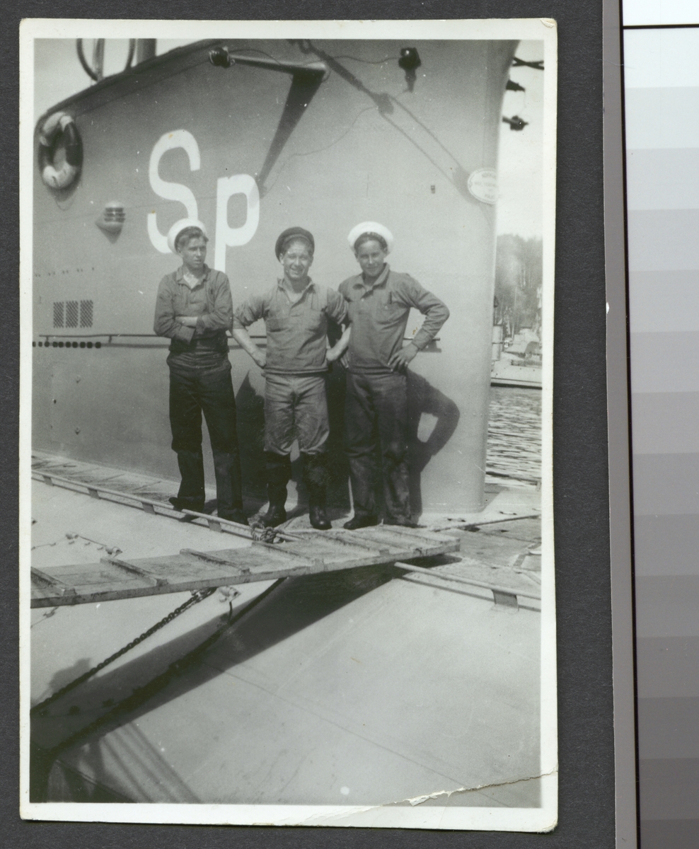 Bilden föreställer en grupp ubåtsmän som har tagit uppställning för fotografering framför tornet.