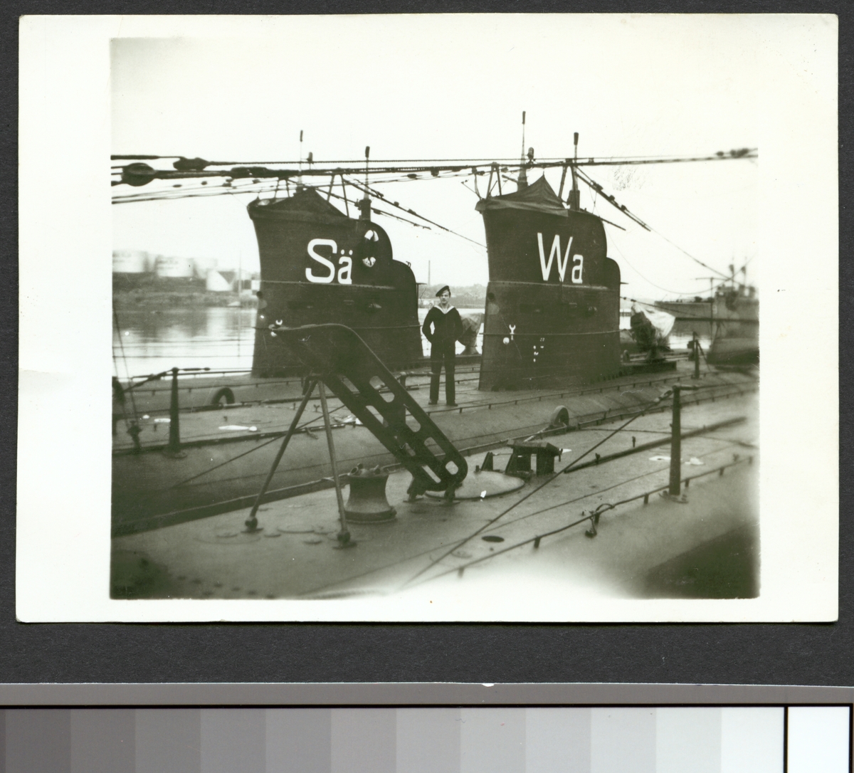 Bilden visar tre ubåtar som ligger förtöjt bredvid varandra.
