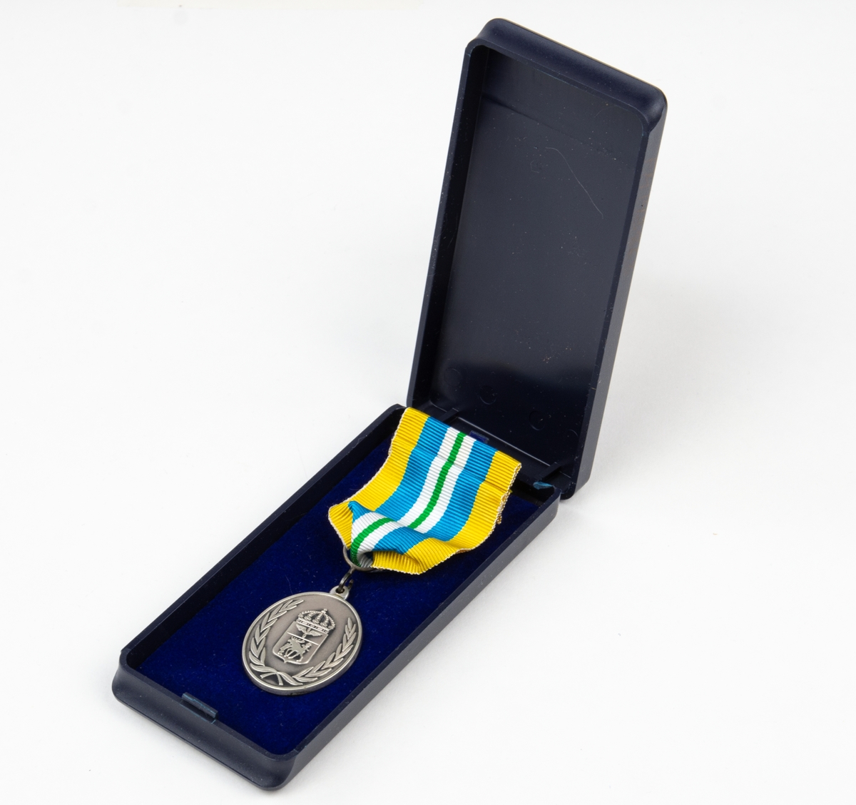 Jämtlands flygflottilj för förtjänstmedalj silver. 1 st medalj, 1 st utmärkelsetecken. Förvaras i originalask.