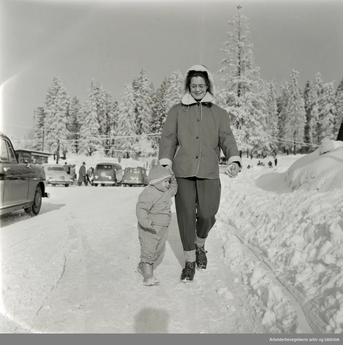Mor og barn på Frognerseteren. Ukjente. Stor helgeutfart til Oslomarka. 07.02.1960.