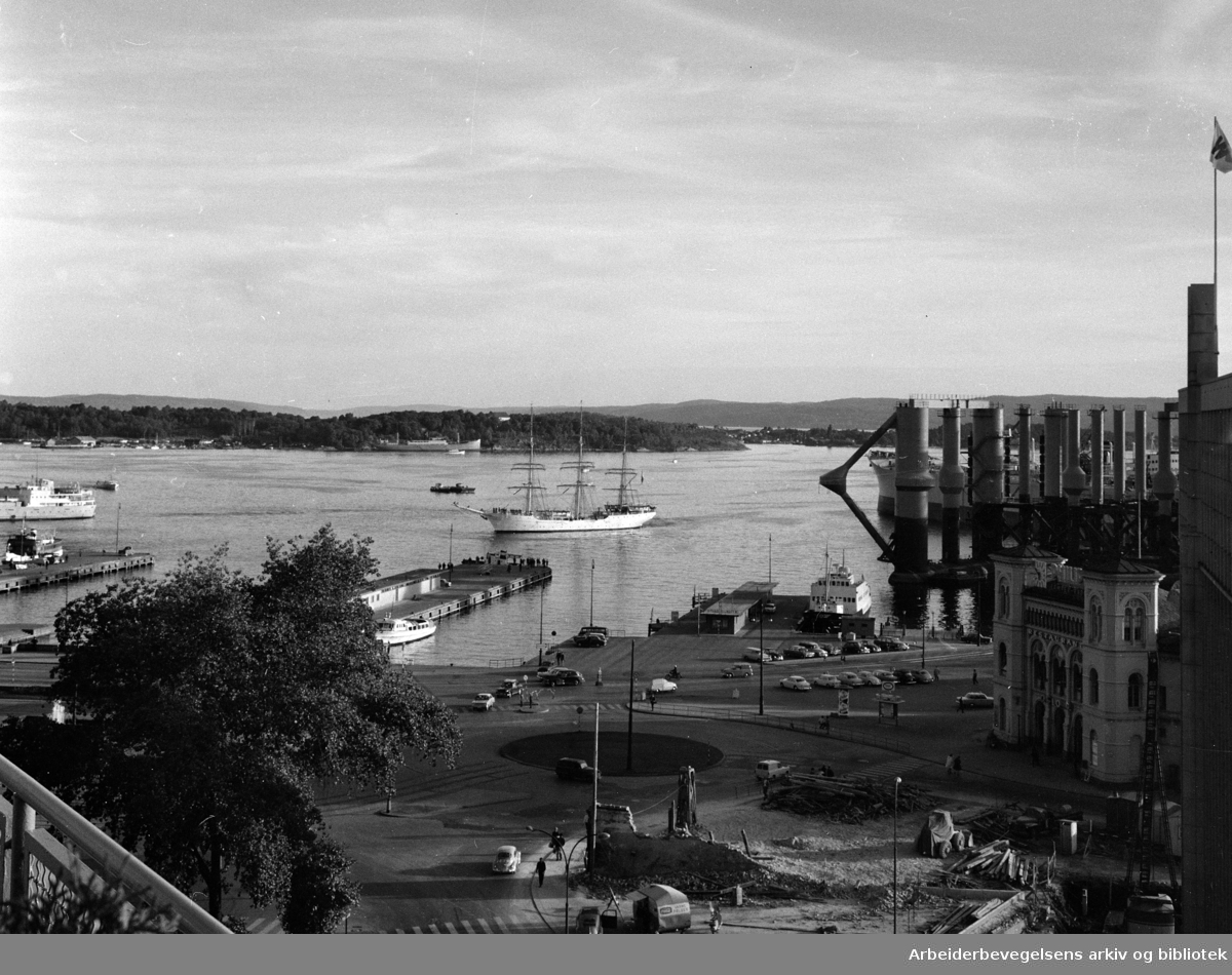 Oslo havn med Vestbanestasjonen og Akers Mekaniske Verksted i bakgrunnen der arbeidet med oljeboringsplattformen Ocean Viking er i gang, september 1966