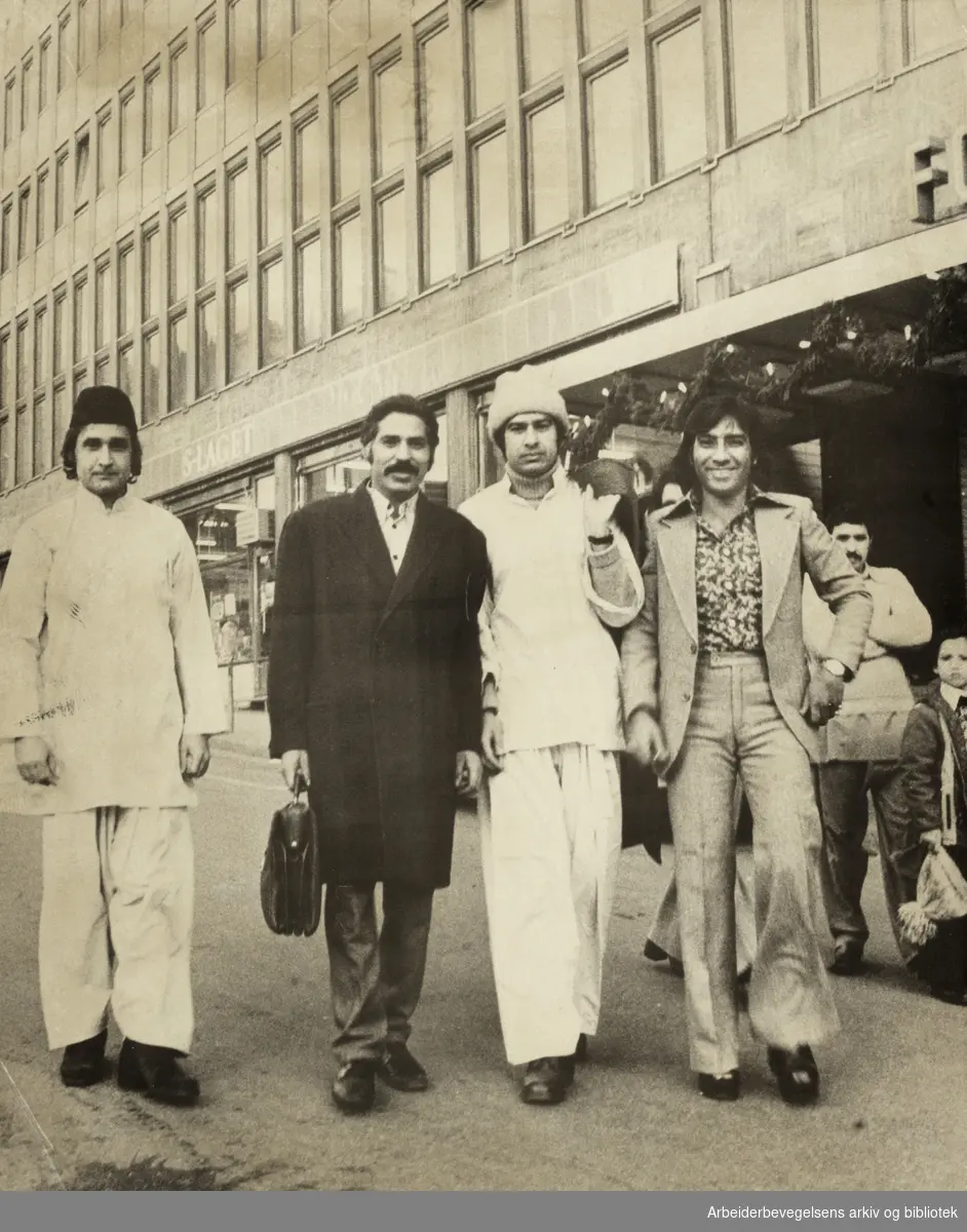 Eid feiring i Folkets Hus. Fra venstre: Sultan Ahmad Khyal, Mohammad Akram ( President i Pakistan Workers Welfare Union), Mihan Zahid og Rizwani Kaiser Zaeeid Saddiqi. 14. desember 1975.