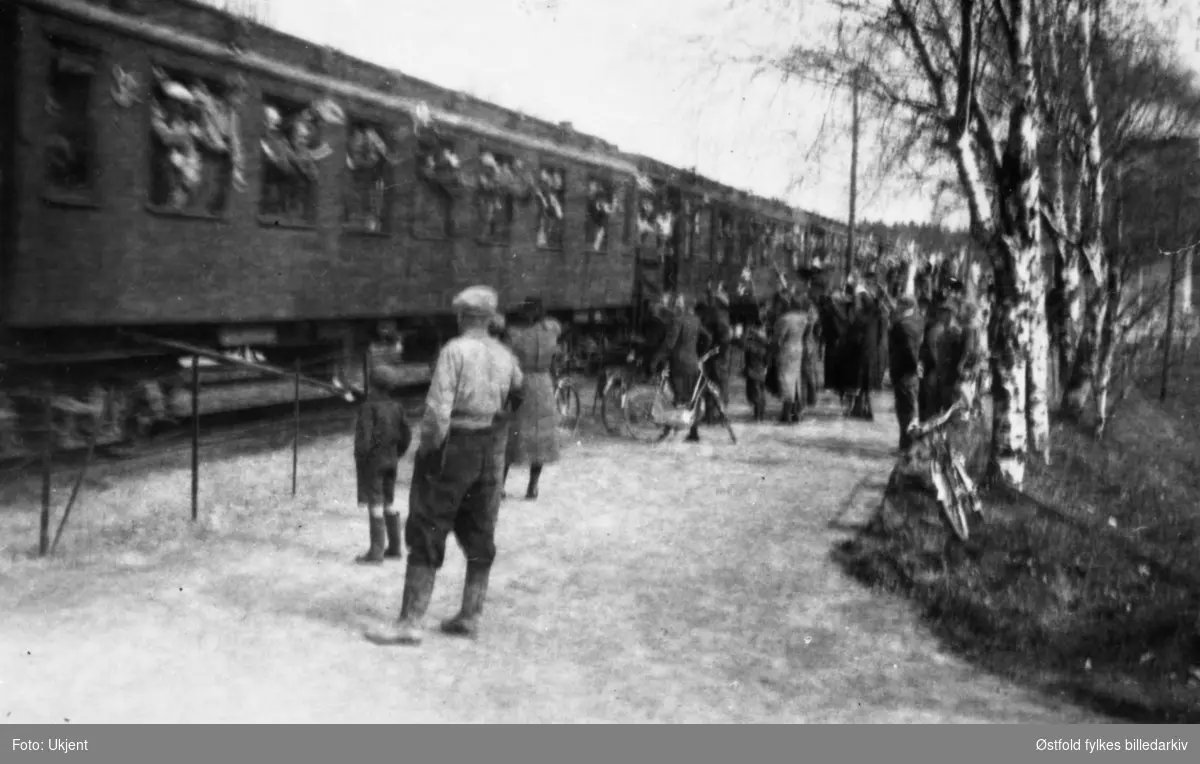 Fanger fra Momarken drar hjem og passerer Tomter jernbanestasjon i Hobøl 9. mai 1945.