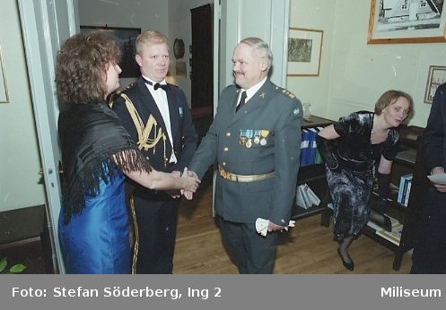 Höstmiddag på Ing 2 Officersmäss. Från vänster överste Tommy Karlsson, Ing 2, dam skaka hand med major Roland Sandberg, fd I 12, okänd.