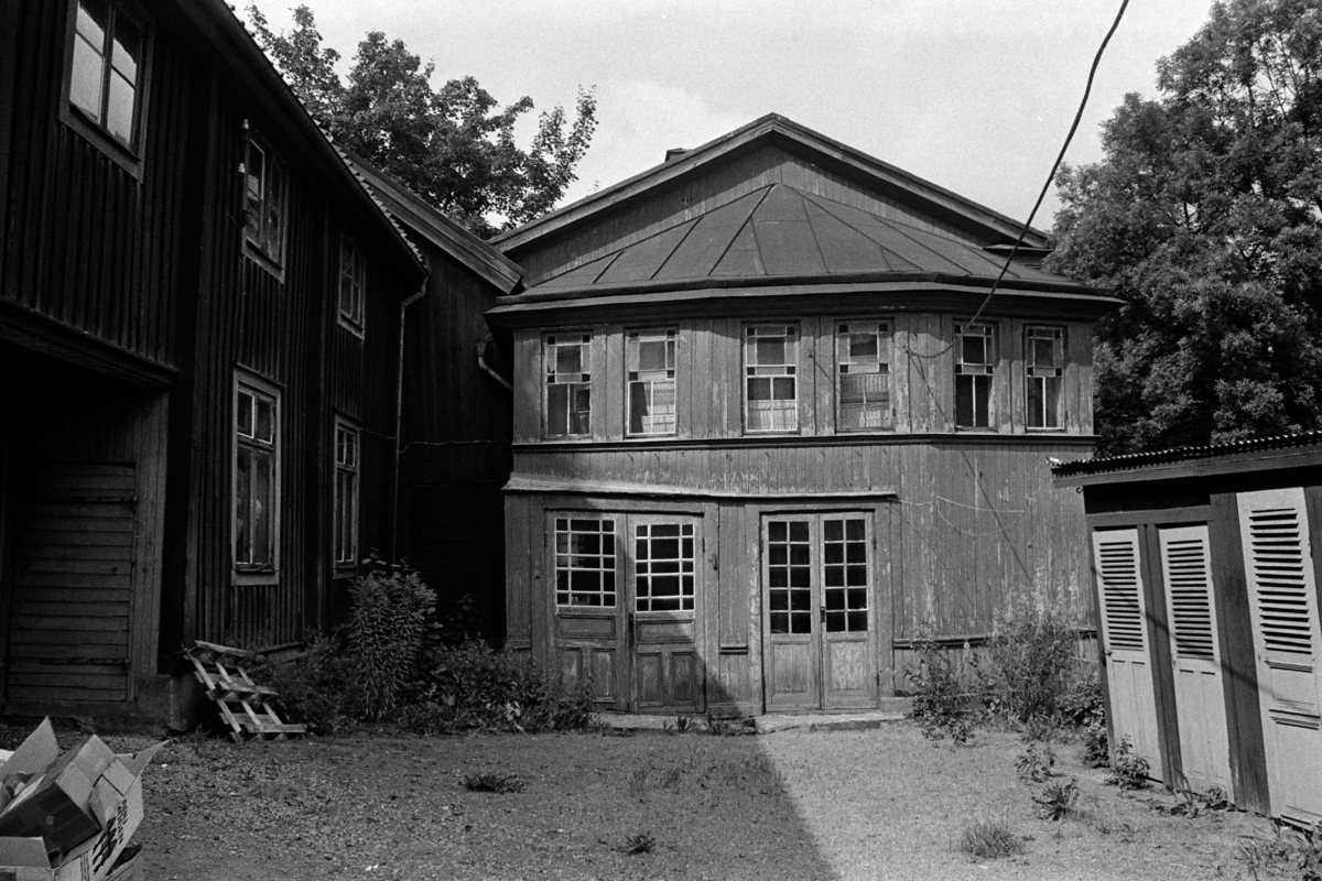 Kv. Katarina längs Kungsgatan-Slottsgatan i Västerås. Bilderna är tagna i samband med stadsbyggnadskontorets byggnadsminnesinventering under 1970-talets första hälft.