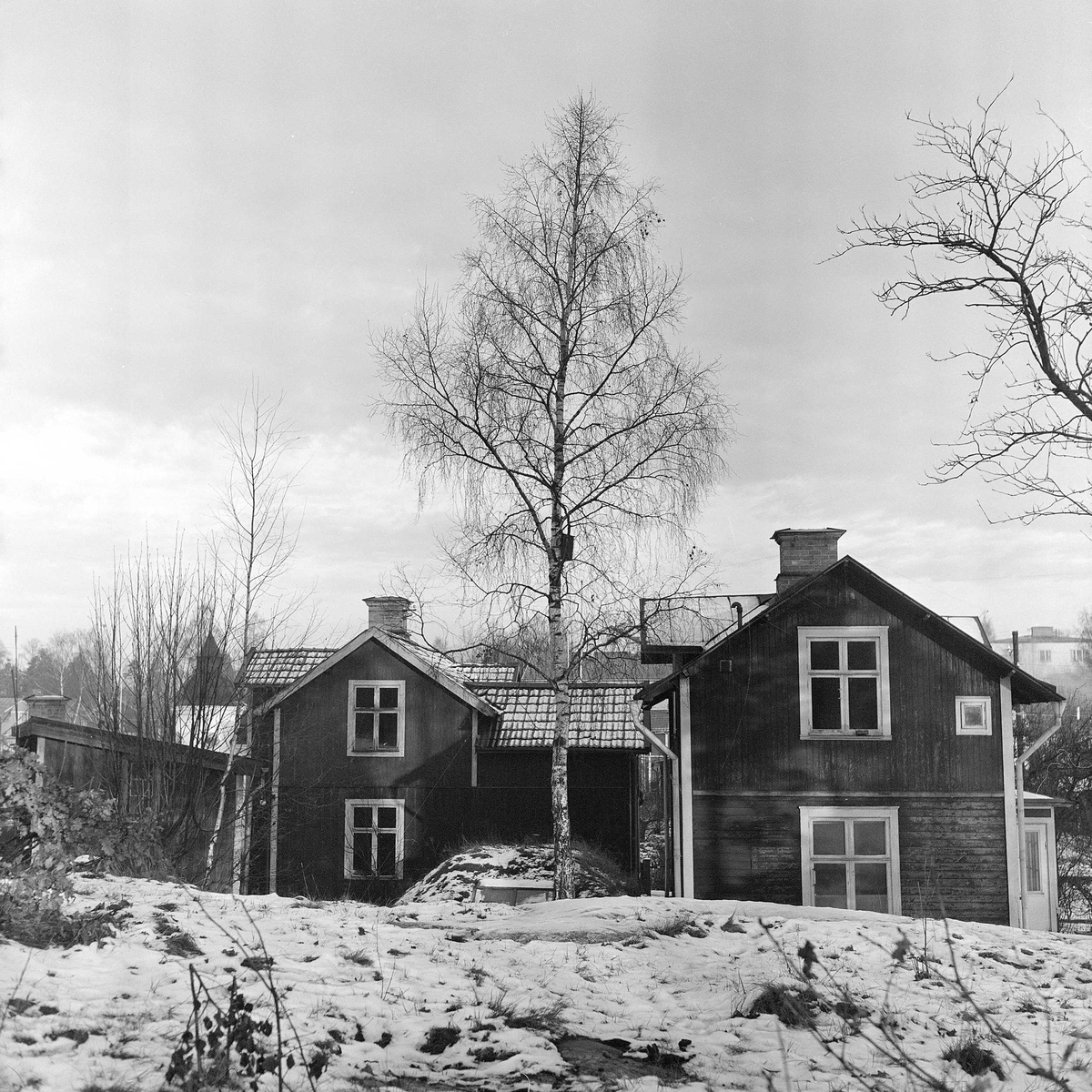 Gårdens båda bostadshus från sydväst. Gårdens byggnader revs ca 1950 - 1953