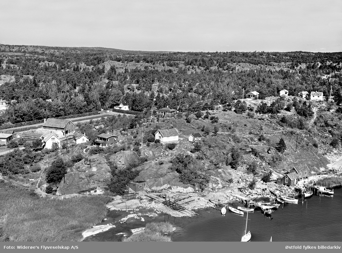Oversiktsbilde, flyfoto, fra Vikerkilen i Onsøy, 1959. Båtslipp, brygge med eke, snekke og seilbåt.