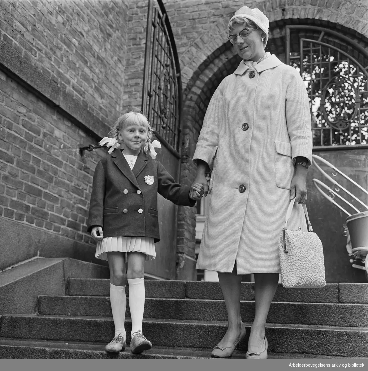 Eva Anita Andersen med sin mamma på første skoledag. Lilleborg skole. August 1962.