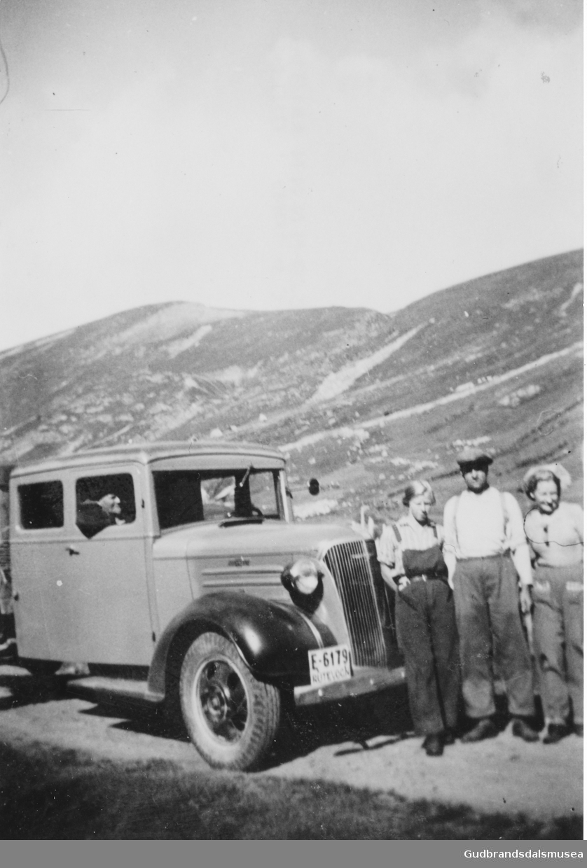Mjølkebilen på Netosetra i 1930-åra.  
I bilen sit Jo Haugen, vidare Helga Gjeilo (f. Husom 1917), Halvard Opphaug og Anna Rudsar (f. 1919 g. Timberlid)