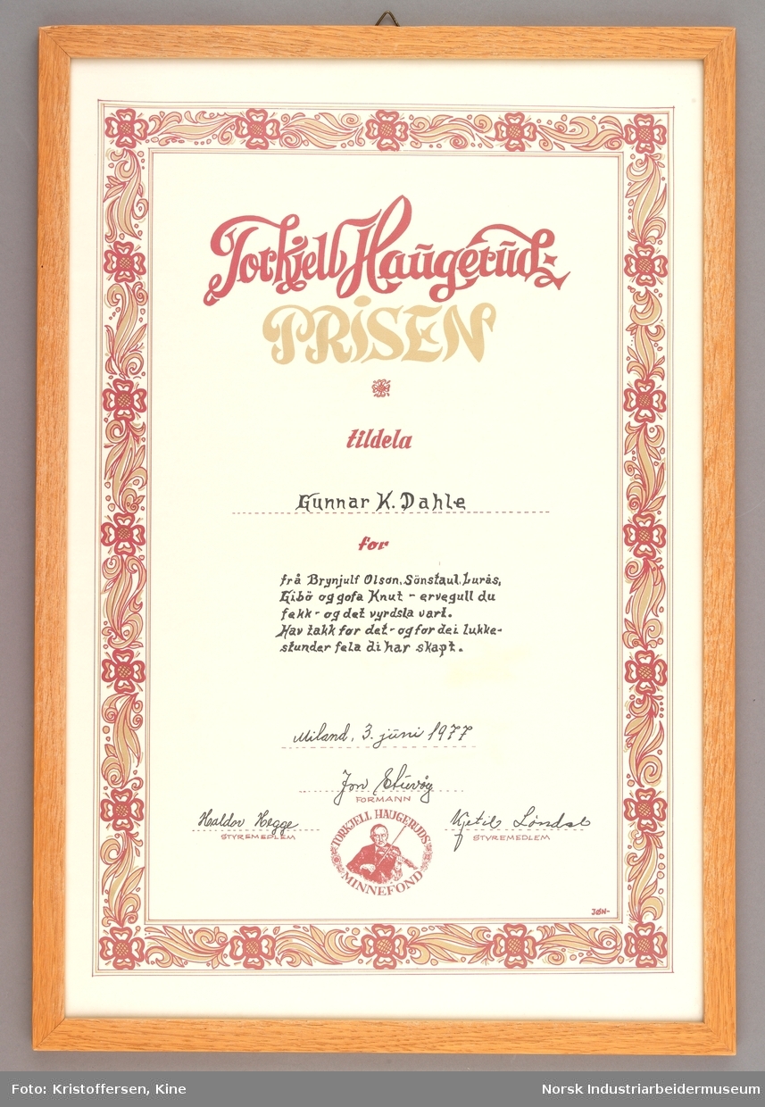 Innramma diplom, pris, tildelt spelemannen Gunnar K. Dahle fra Torkjell Haugeruds minnefond.