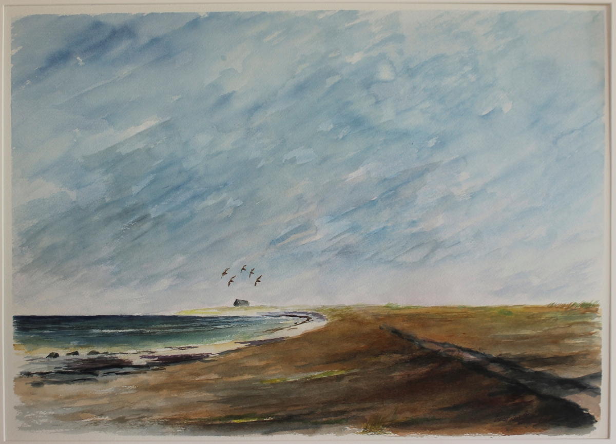 Landskap med låg horisont, till vänster en havsvik, i mitten vid horisonten en sjöbod, över den fem fåglar. Motiv från Gotland.