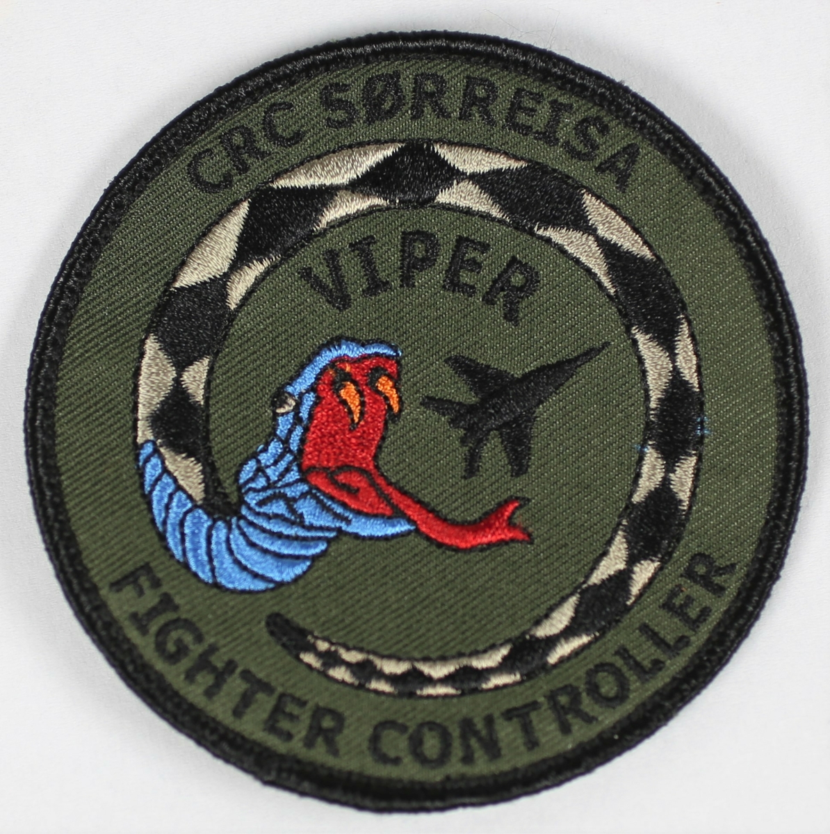 Kobraslange og jagerfly, samt stasjonens kallesignal VIPER er påtrykt merket. 