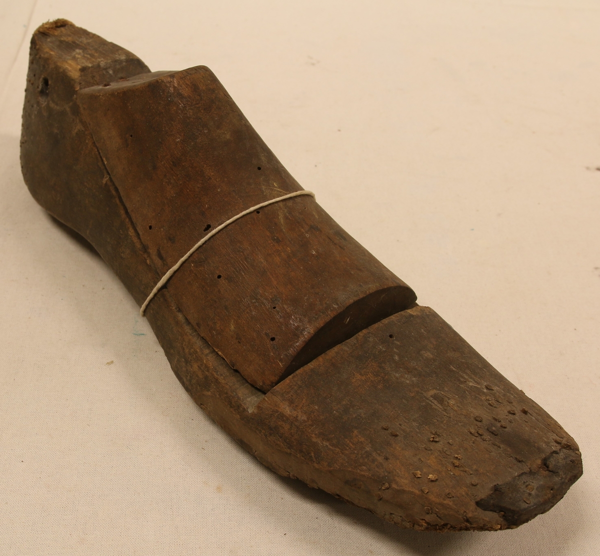 En trekasse (Li-1581C) med div. skoleister etc. Sørlands Margarin A/S, Kristiansand. Skoleisten ble brukt som form når skomakeren laget sko.
5 stk enkle tre-skomakerleister, en lang treform til langstøvler; et par skomakerleister, 2 trepinner (Li-1581D,E), 1 tresømmerker (Li-1581F), 1 fle (Li-1581I), 2 metallesker med (insulating tape) (Li-1581G,H), 1 spaser-stokk. Dette ligger i en trekasse (Sørlands margarin A/S, Kristiansand)(Li-1581C)
Tidl. merket nr 94A og B
Skomakerleist tre. (Li-0094A,B) Form som en fot.
2 deler, der resten er egen del (B). Hull gjennom hælen, små nagler i tåa, lær ytterst.
A: Mål L: 28 cm, B: 8,8 cm, H: 7 cm, B: Mål:l: 14 cm, B: 7,5 cm
Giver: Elias L Stedjedalen
Tidl merket nr 97
Skomakerleist tre, lær. (Li-0097) De to delene er skrudd fast. Form som en fot. Lær naglet utenpå flere steder.Mål: L: 29 cm, B: 8,5 cm, H: 9,5 cm
23.7.1971 - Giver Borghild Roland
Tidl merket 133
Skomakerleist tre. 2 deler; (Li-0133) festet i hverandre med spiker og skrue. Overdelen likevel nesten løs. Form som en fot. Stykke av under hælen. Gjennom et hull i hælen er bundet en lærreim. Mål: L: 26 cm, B: 9 cm, H. 9,4 cm. Giver: Solveig Johannesen.
Tidl. merket 134
Skomakerleist, tre, en del. Formet som en fot. Stykke avslått rund ogla. Lerreim fastspikra i hælen:
Mål: L: 23,5 cm, B: 7,5 cm, H: 4,5 cm
Giver: Solveig Johannesen
Tidl merket nr 781
En treform til langstøvel
Mål: l. 40,5 cm, B: 9,5 cm
Gitt 23.10.1992 Reidar Eeg
Tidl merket nr 98
1 stk - en del skomakerleist - tre formet som en fot, med et hull bak i hælen. M¨ål: l: 29 cm, B: 8,1 cm, H: 7,4 cm
1 par står også på skomakerverksted.
Giver: Borghild Roland, 23.7.1971
Et par skomakerleist tre (Li-1581 A,B) - 2deler festet i hverandre med spiker. Overdelen likevel nesten løs. Formet som en fot. Hull ene siden rist. Gjennom et hull i hælen henger tråd. 
Mål: L: 26 cm, B: 8,5 cm, H: 6 cm
Lengde tre-pinnene 14,5 og 12,5 cm
Lengde tre-søm merker 16,5 cm
Spaser-stokk - rund
Lengde 79 cm, Dia topp: 2,5 cm