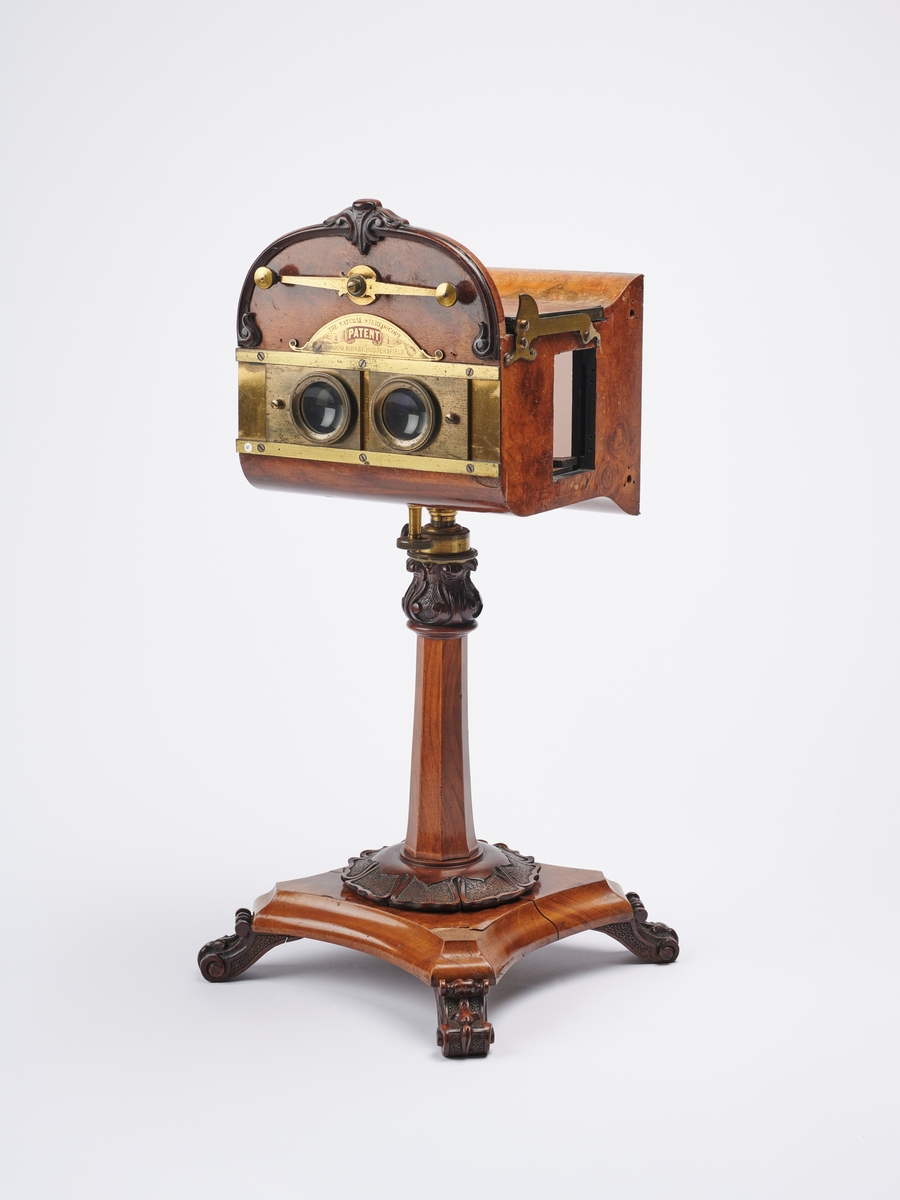 The Natural Stereoscope er en luksusutgave av en stereobetrakter på stativ, produsert av J. Wood. Betraktere som dette var ment til å stå på et bord der en person kunne sette seg ned og titte inn. 
Stereokameraene ga en svært populær form for bilder på slutten av 1800-tallet. Stereofotografi var med på å forme fotoindustrien. Folk ønsket å se mer av verden, og stereofotografiet gjorde det mulig å forestille seg at man var til stede i motivet, grunnet en optisk effekt som utnytter dybdesynet vårt. 
Et stereokamera har to objektiver med en avstand på litt over seks centimeter, omtrent samme avstand vi har mellom pupillene. En eksponering gir dermed to bilder av samme motiv. Når dette paret med fotografier blir montert, f.eks. på en papplate, og sett på gjennom en stereobetrakter, fremstår motivet som tredimensjonalt.