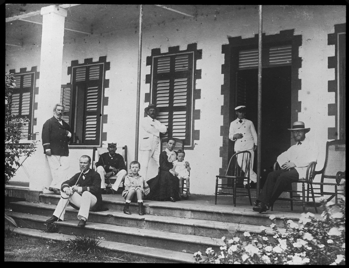 Bilden förställer grupp sjöofficerare och vetenskapsmän från fregatten Vanadis som sitter på terrassen av ett hus på Nuku Hiva.