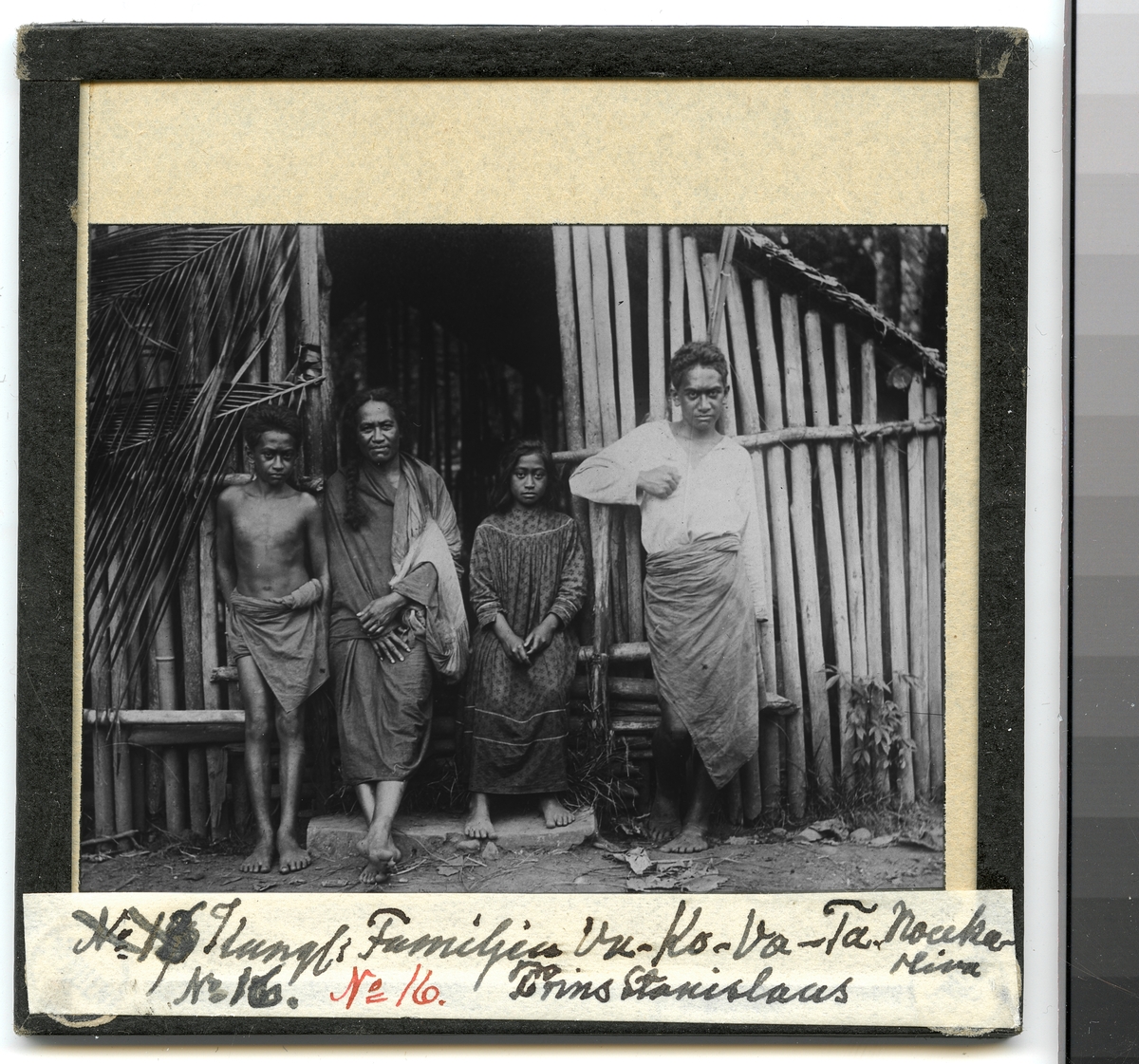Bilden visar Vaekehu, den sista drottningen på Nuku Hiva, med sin familj framför en hydda.